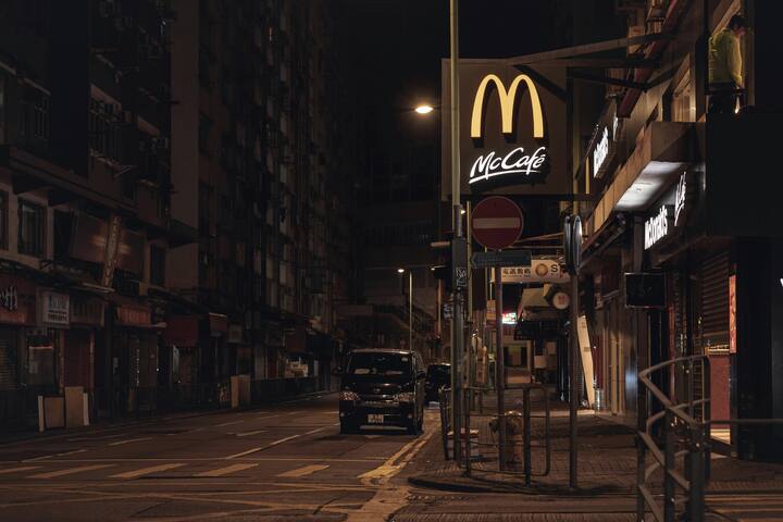 इसका एक सामान्य कारण विद्युत लाइन पर ओवर वोल्टेज है. ऐसा बिजली से प्रेरित वोल्टेज पर सीधे पानी प्रहार के कारण हो सकता है.