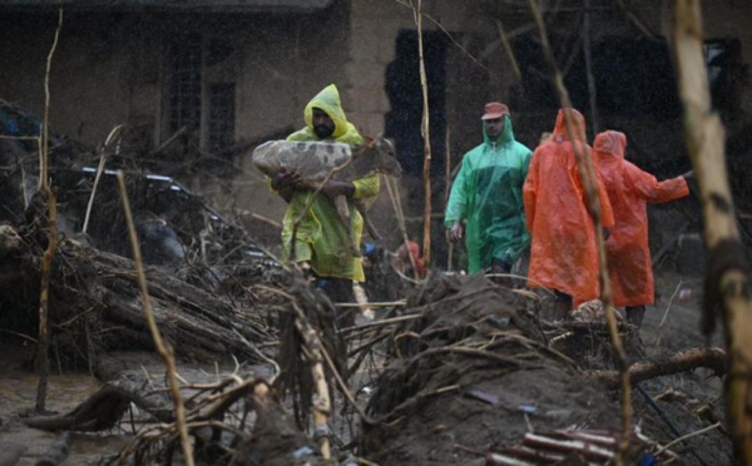 Wayanad Landslide: 280-ஐ தாண்டிய உயிரிழந்தோர் எண்ணிக்கை; சிகிச்சையில் 300 பேர்! - வயநாட்டின் வாடிய பக்கங்கள்!