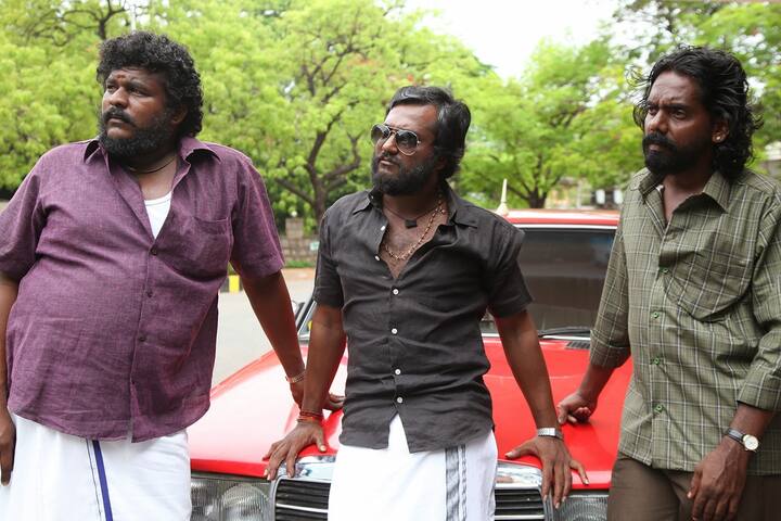 சித்தார்த் கேங்ஸ்டர் படம் எடுப்பதற்காக ரவுடிகளை பற்றி ஆராய்ச்சி செய்கிறார். மதுரையில் பெரிய ரவுடிகளை இருக்கும் பாபி சிம்ஹாவை பற்றி தெரிந்து கொண்டு, அவரை பின் தொடர்ந்து கதை எழுதி வருகிறார். எதிர்பாராத விதமாக சித்தார்த் பாபி சிம்ஹாவிடம் மாட்டிக்கொள்கிறார். அதன் பிறகு எப்படி அவர் நினைத்த படத்தை எடுக்கிறார் என்பதே மீத கதை.