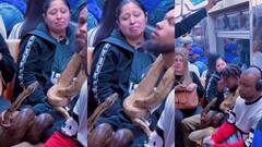 मेट्रो में ऐसी चीज हाथ में लिए चढ़ा शख्स की सबके उड़ गए होश; महिला का गला सूखने लगा…देखें वीडियो