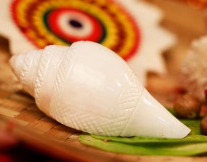 ਇਸ ਕਾਰਨ ਲੋਕ ਸ਼ੰਖ ਨੂੰ ਨਾ ਸਿਰਫ ਆਪਣੇ ਘਰ ਜਾਂ ਮੰਦਰ 'ਚ ਰੱਖਦੇ ਹਨ ਸਗੋਂ ਇਸ ਦੀ ਪੂਜਾ ਵੀ ਕਰਦੇ ਹਨ। ਹਾਲਾਂਕਿ ਸ਼ੰਖ ਨੂੰ ਘਰ ਜਾਂ ਮੰਦਰ 'ਚ ਰੱਖਣ ਨਾਲ ਸਬੰਧਤ ਸ਼ਾਸਤਰਾਂ 'ਚ ਕਈ ਨਿਯਮ ਦੱਸੇ ਗਏ ਹਨ, ਜਿਨ੍ਹਾਂ ਦਾ ਪਾਲਣ ਕਰਨਾ ਜ਼ਰੂਰੀ ਮੰਨਿਆ ਗਿਆ ਹੈ।