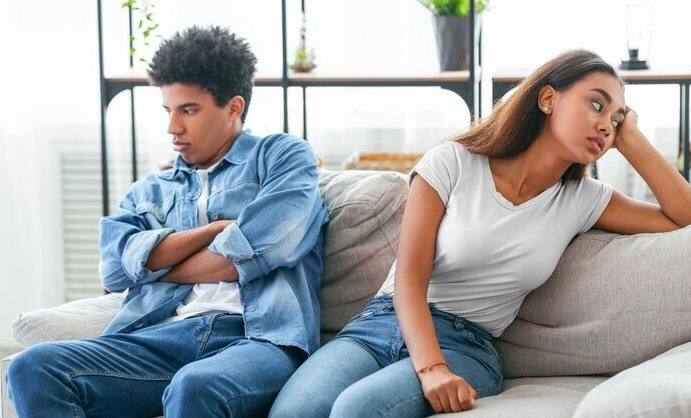 अगर आपके कुछ सवाल पूछने पर आपकी पत्नी जवाब नहीं दे रही है और बात को टाल रही है, तो हो सकता है कि वह आपसे कुछ छुपा रही है.