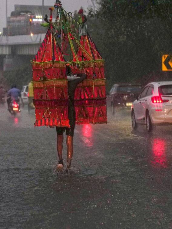 दिल्ली में बारिश से सड़कें बनीं तालाब, IMD ने जारी किया अलर्ट