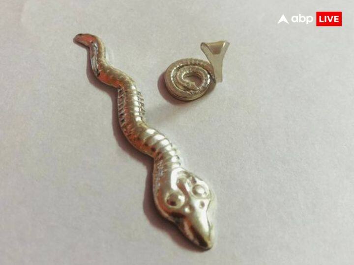 अगर किसी जातक की कुंडली में कालसर्प दोष चल रहा है तो नागपंचमी के दिन चांदी के नाग-नागिन का जोड़ा लें, उसकी पूजा-अर्चना कर उसे बहती नदी में प्रवाहित कर दें. ऐसी मान्यता है कि ऐसा करने से कालसर्प दोष का प्रभाव कम होता है.