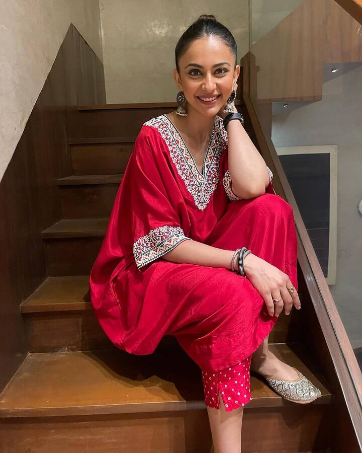 Sit , smile , pose ❤️😜అంటూ ఈ ఫోటోలకు రకుల్ క్యాప్షన్ పెట్టింది. అయితే ఈ లుక్​ కాస్త డిఫరెంట్​గా ఉందంటూ కామెంట్​ పెట్టాడు. (Images Source : Instagram/Rakul Preeth Singh)
