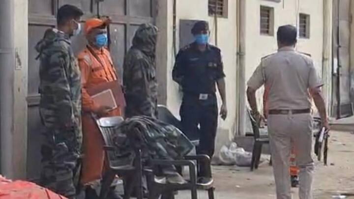 गुरुग्राम के कादीपुर इंडस्ट्रियल एरिया में गैस लीक की सूचना मिलते ही पुलिस ने आसपास के की सभी फैक्ट्रियों को खाली करवा दिया और एरिया में यातायात पर प्रबंधन लगा दिया. मोके पर NDRF, फायर विभाग और सिविल डिफेंस की टीम को बुलाया गया.