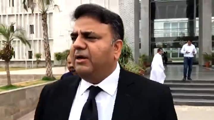 हमास के स्माइल हानिया की तेहरान में हत्या के बाद पाकिस्तान के पूर्व मंत्री फवाद चौधरी ने ईरान को खूब खरी-खोटी सुनाई है. इस्माइल हानिया की हत्या के लिए ईरान ने इजरायल पर तुरंत कोई कार्रवाई नहीं की इसलिए फवाद चौधरी ने ईरान को खूब खरी खोटी सुनाई.