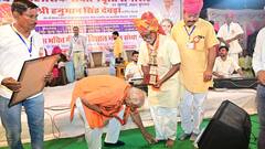 राजस्थान के शिक्षा मंत्री मदन दिलावर ने रिटायर पीटी टीचर के छू लिए पैर, कहा- ये कार्यक्रम मेरे लिए यादगार...