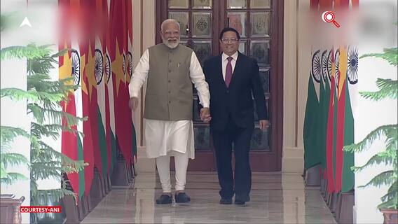 PM Modi meets Vietnamese PM Pham Minh Chinh at Hyderabad House in Delhi | ABP News