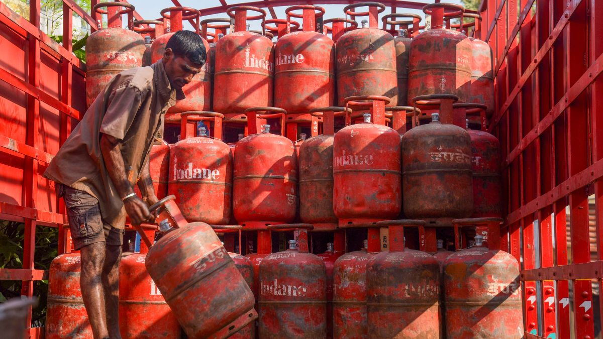 LPG Price Cut: బడ్జెట్‌కు ముందే సిలిండర్ ధరలపై ఊరట, సవరించిన ధరలు నేటి నుంచి అమల్లోకి