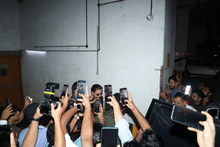 आंख की सर्जरी की खबरों के बीच शाहरु खान डायरेक्टर सिद्धार्थ आनंद की बर्थडे पार्टी में शामिल हुए. जिनकी फोटोज वायरल हो रही हैं.