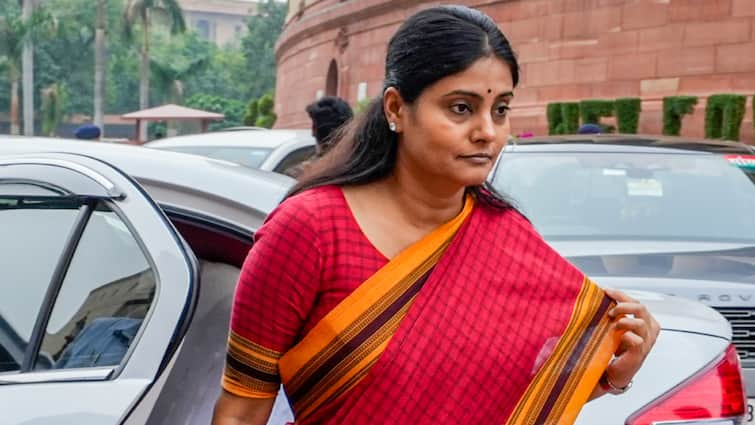 Union Minister Anupriya Patel Said Yogi Government Nazul Property Bill Unnecessary BJP की सहयोगी अनुप्रिया पटेल ने बढ़ा दी योगी सरकार की टेंशन, एक पोस्ट से मचेगा सियासी तूफान?