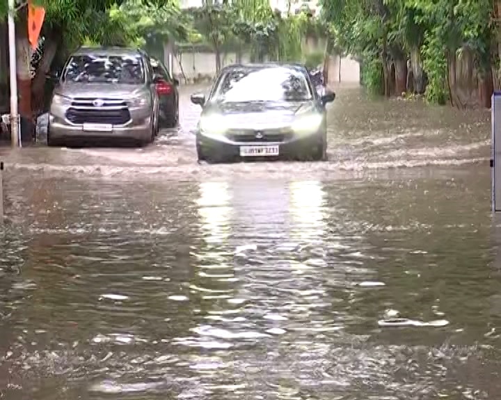 Ahmedabad Rain: અમદાવાદમાં મેઘરાજાની ધબધબાટી, પોશ વિસ્તારમાં આવેલા બંગલાઓમાં પાણી ભરાયા