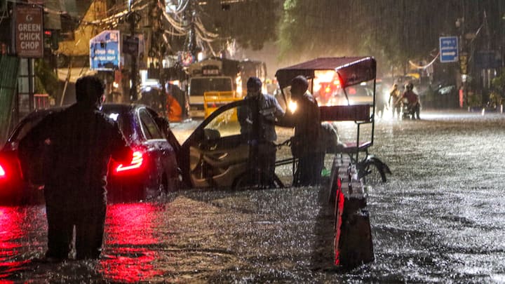 Delhi Rain News: दिल्ली में बुधवार शाम से रुक-रुककर बारिश हो रही है. मौसम विभाग ने दिल्ली एनसीआर के लिए बारिश का ऑरेंज और येलो अलर्ट के साथ लोगों को घरों में रहने की चेतावनी दी है.