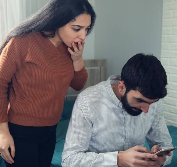 ਵਿਸ਼ਵਾਸ, ਪਿਆਰ ਅਤੇ ਵਫ਼ਾਦਾਰੀ ਇੱਕ ਰਿਸ਼ਤੇ ਨੂੰ ਲੰਬੇ ਸਮੇਂ ਤੱਕ ਚੱਲਣ ਲਈ ਤਿੰਨ ਸਭ ਤੋਂ ਮਹੱਤਵਪੂਰਨ ਚੀਜ਼ਾਂ ਹਨ। ਇਸ ਵਿਚ ਵਫ਼ਾਦਾਰੀ ਅਜਿਹੀ ਚੀਜ਼ ਹੈ ਕਿ ਜੇਕਰ ਇਹ ਬੇਵਫ਼ਾਈ ਵਿਚ ਬਦਲ ਜਾਵੇ ਤਾਂ ਪਿਆਰ ਅਤੇ ਭਰੋਸਾ ਵੀ ਖ਼ਤਮ ਹੋ ਜਾਂਦਾ ਹੈ। ਪਰ ਹੁਣ ਸਵਾਲ ਪੈਦਾ ਹੁੰਦਾ ਹੈ ਕਿ ਪਾਰਟਨਰ ਬੇਵਫ਼ਾਈ ਕਿਉਂ ਕਰਦਾ ਹੈ? ਕੀ ਇਹ ਕਿਸੇ ਵਿਅਕਤੀ ਦੀ ਆਪਣੀ ਮਰਜ਼ੀ ਹੈ ਜਾਂ ਸਰੀਰ ਵਿੱਚ ਕੁਝ ਬਦਲਾਅ ਇਸ ਲਈ ਜ਼ਿੰਮੇਵਾਰ ਹਨ? ਆਓ ਜਾਣਦੇ ਹਾਂ ਵਿਗਿਆਨ ਇਸ ਬਾਰੇ ਕੀ ਕਹਿੰਦਾ ਹੈ।