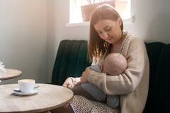 Breastfeeding: दिन में कितनी बार बच्चे को कराना चाहिए ब्रेस्ड फीड? कहीं आप भी तो नहीं कर रहे ये गलती