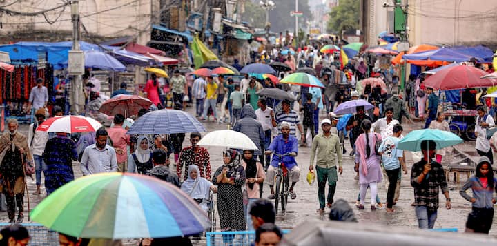 শুক্রবার ভারী বৃষ্টির সম্ভাবনা পুরুলিয়া, পশ্চিম বর্ধমান, মুর্শিদাবাদ ও বীরভূম জেলায়। কলকাতা সহ বাকি জেলাতে বজ্রবিদ্যুৎ সহ হালকা মাঝারি বৃষ্টির সম্ভাবনা। ছবি সূত্র- পিটিআই