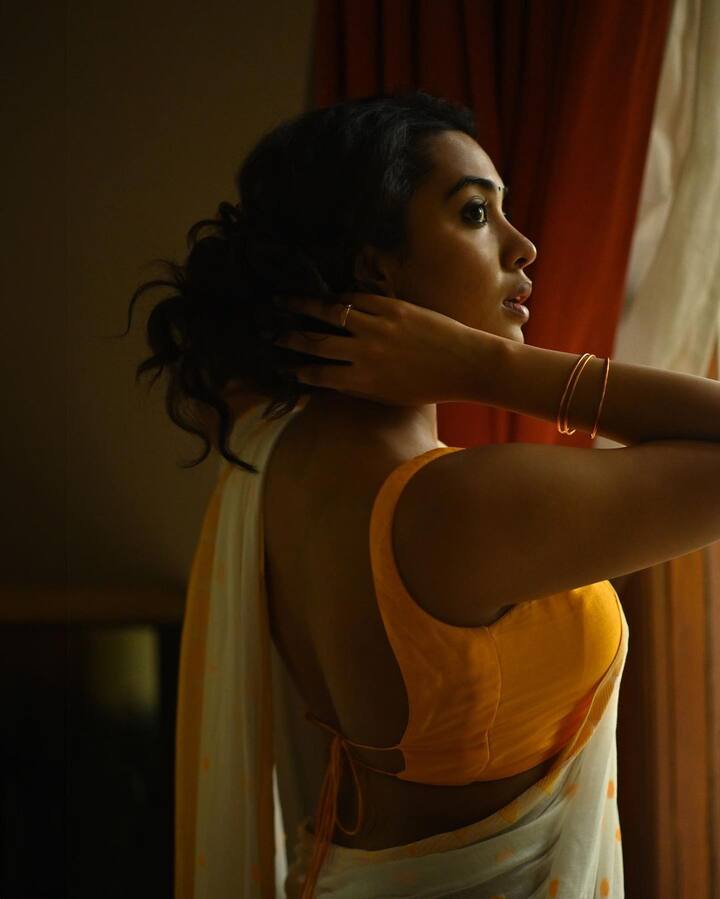shivathmika rajashekar: ఎల్లో కలర్ బ్లౌజ్, కాటన్ చీరలో బాపు బొమ్మలా హోయలు పోతున్న శివాత్మిక - ఫోటోలు చూశారా?
