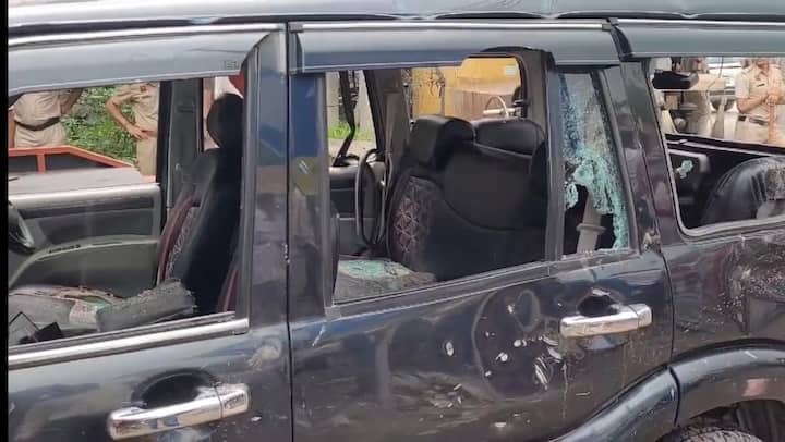 एसीपी सुरेंद्र सिंह ने कहा कि घायलों के परिजनों के बयान पर कुछ लोगों को हिरासत में लिया गया. घायलों का बयान लेने के बाद आरोपियों पर सख्त कार्यवाही की जाएगी. आपको बता दें कि विवाद डीजे में कंपटीशन को लेकर बढ़ा. फिलहाल पुलिस ने कुछ लोगों को हिरासत में लिया है. इलाके में भारी पुलिस तैनात कर दी गई है.