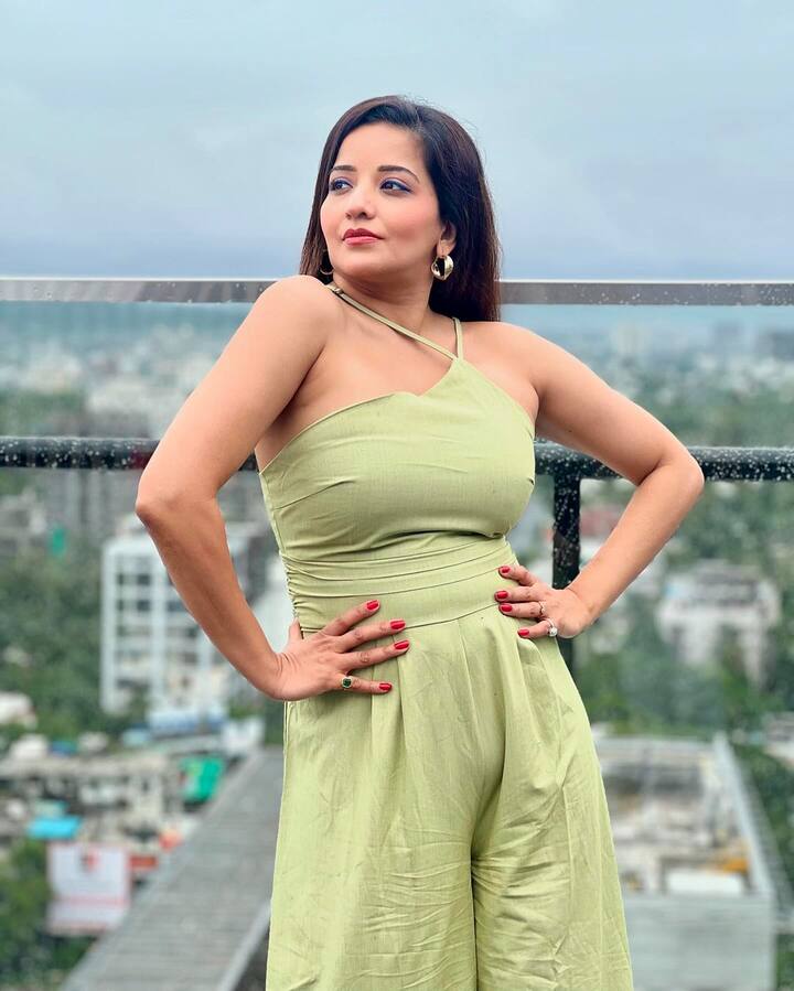 Let us tell you that Monalisa has worked in many hit shows on TV like 'Nazar'. Apart from this, she is also famous on social media for her looks.