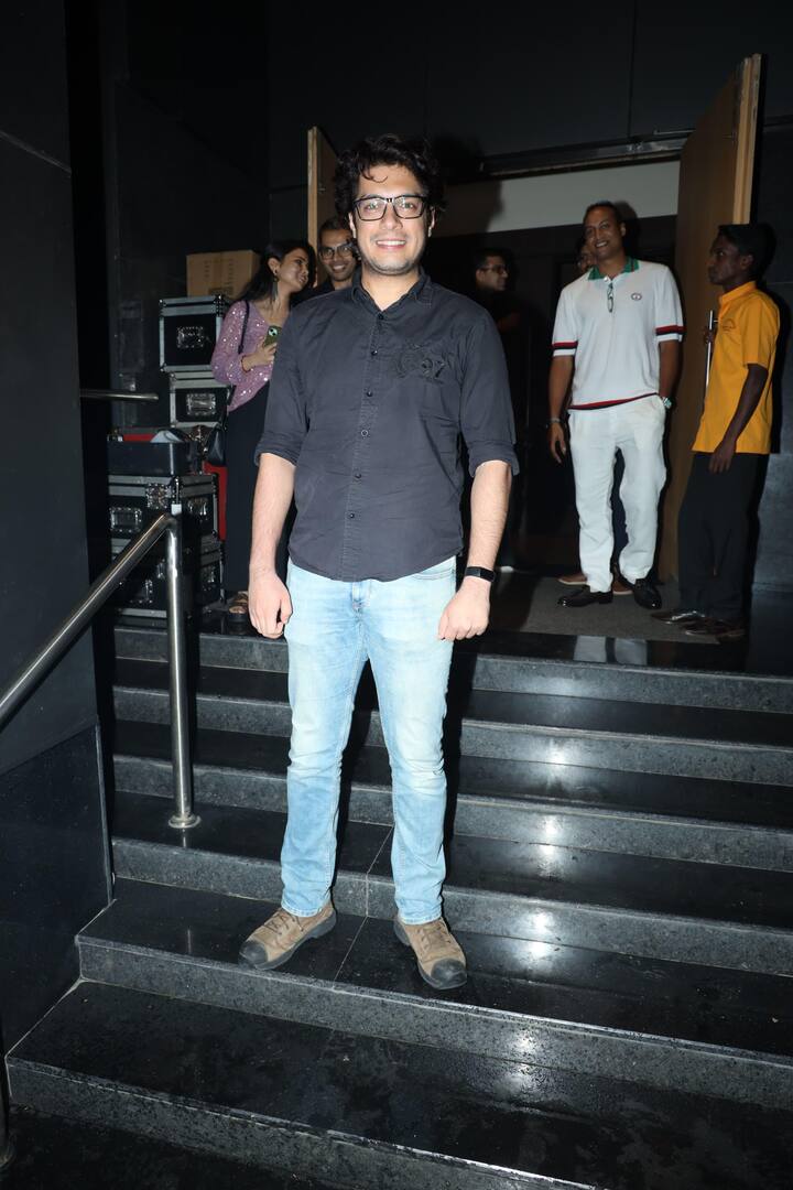 जुनैद भी ब्लैक शर्ट के साथ ब्लू डेनिम और ब्राउन शूज पहने जंच रहे थे. जुनैद ने पैप्स  के लिए स्माइल के साथ तस्वीरें भी क्लिक कराई.