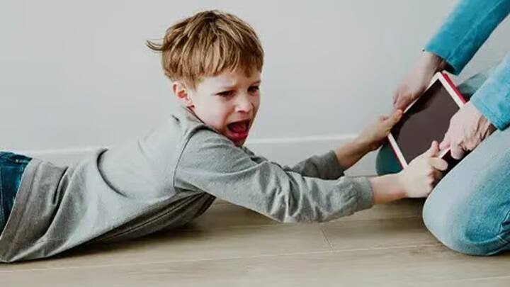 Madhya pradesh Indore Siblings Take Parents To police For Being Scolded Over Screen Time காவல்நிலையத்திற்கு சென்ற பெற்றோருக்கு ஷாக்.. குழந்தைகள் கொடுத்த புகார்.. கடைசியில் ட்விஸ்ட்!