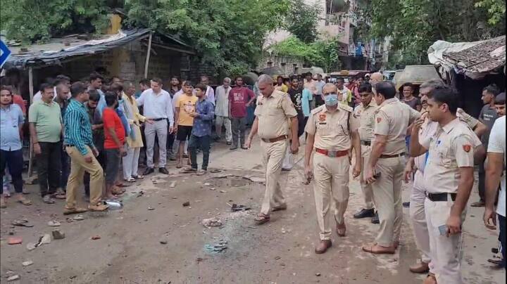 इतने में भी जब उपद्रवियों का मन नहीं भरा तो उन्होंने वहां खड़ी गाड़ियों में भी तोड़ फोड़ करनी शुरू कर दी. उपद्रवियों के हाथ में लाठी डंडों से गाड़ियों में तोड़फोड़ की वारदात सीसीटीवी कैमरे में कैद हो गई. मामले की सूचना गुरुग्राम पुलिस को मिली तो पूरे 12 सेक्टर इलाके को छावनी में तब्दील कर दिया गया.