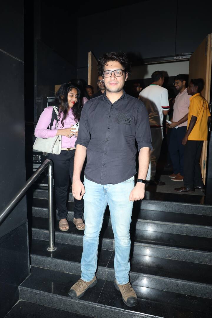बॉलीवुड में ‘महाराज’ फिल्म से डेब्यू कर अपनी एक्टिंग का लोहा मनवाने वाले आमिर खान और उनकी एक्स वाइफ रीना दत्ता के बेटे जुनैद भी इस दौरान स्टाइलिश अंदाज में दिखे.