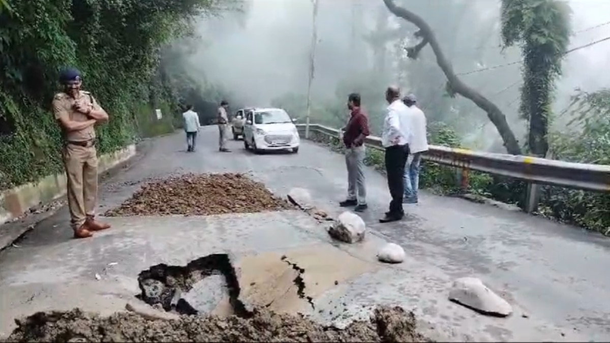 Mussoorie Landslide : मसूरी में भारी बारिश का कहर जारी, भूस्खलन से सड़कें हुई क्षतिग्रस्त, यातायात हुआ प्रभावित