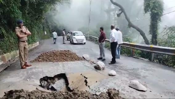 Mussoorie Landslide: मसूरी में भारी बारिश का कहर जारी, भूस्खलन से सड़कें हुई क्षतिग्रस्त, यातायात हुआ प्रभावित