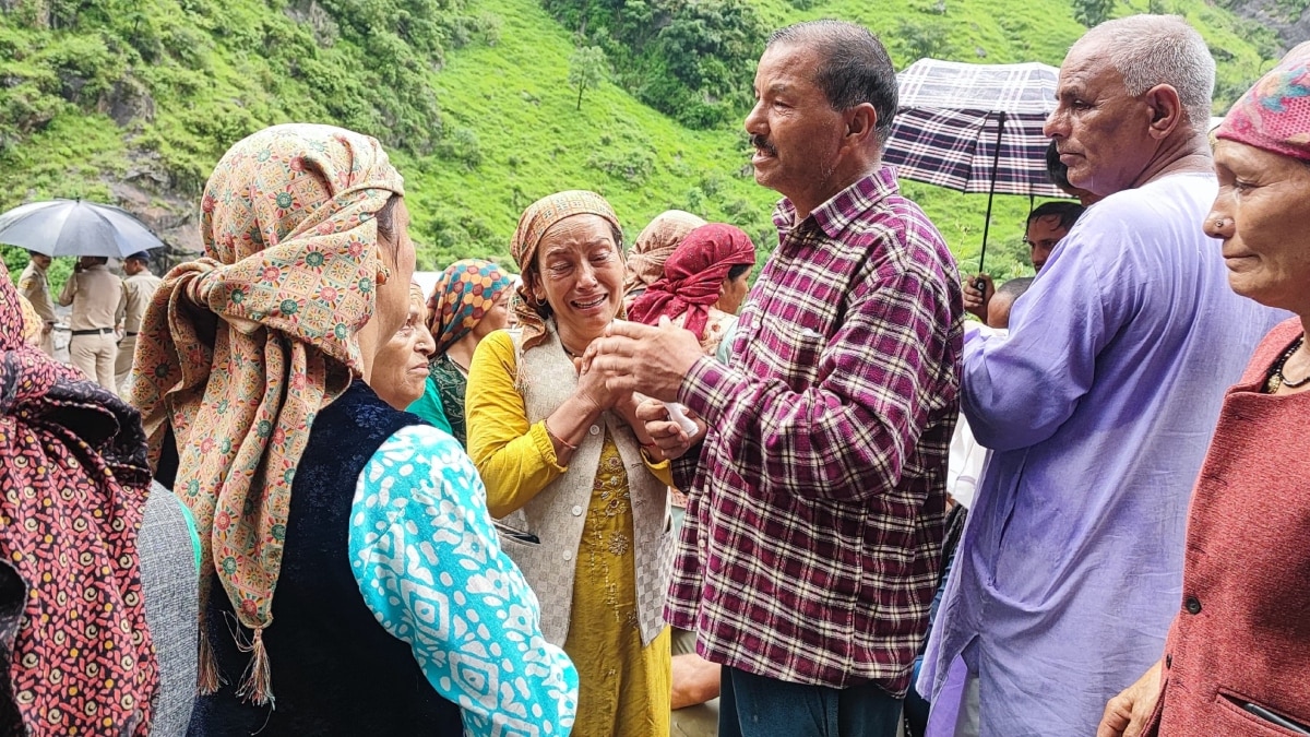 नम आंखों को अपनों का इंतजार! हिमाचल में बादल फटने से एक परिवार के 15 लोग लापता