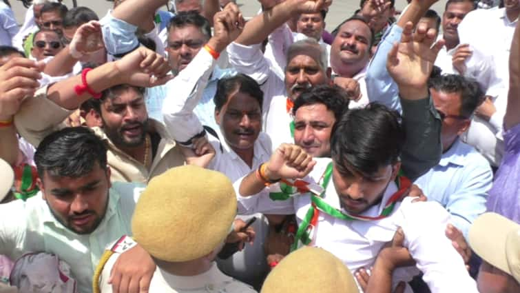 Bharatpur Congress workers protest against Bhajan Lal Sharma government ANN भरतपुर में बीजेपी सरकार के खिलाफ कांग्रेस कार्यकर्ताओं ने किया प्रदर्शन, राज्यपाल को सौंपा ज्ञापन