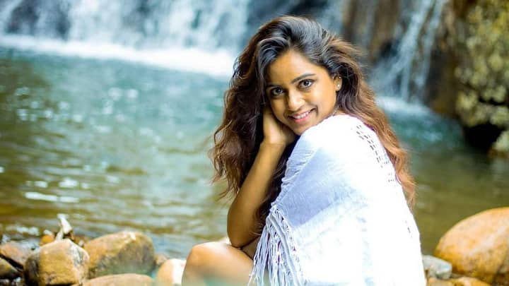 Vithika Sheru Photos: ఈ మధ్య వెకేషన్స్ లో ఎంజాయ్ చేస్తోన్న వితిక...ఆ పిక్స్ ఎప్పటికప్పుడు ఫ్యాన్స్ తో షేర్ చేసుకుంటోంది. లేటెస్ట్ గా జలపాతం దగ్గరున్న ఫొటోస్ పోస్ట్ చేసింది...