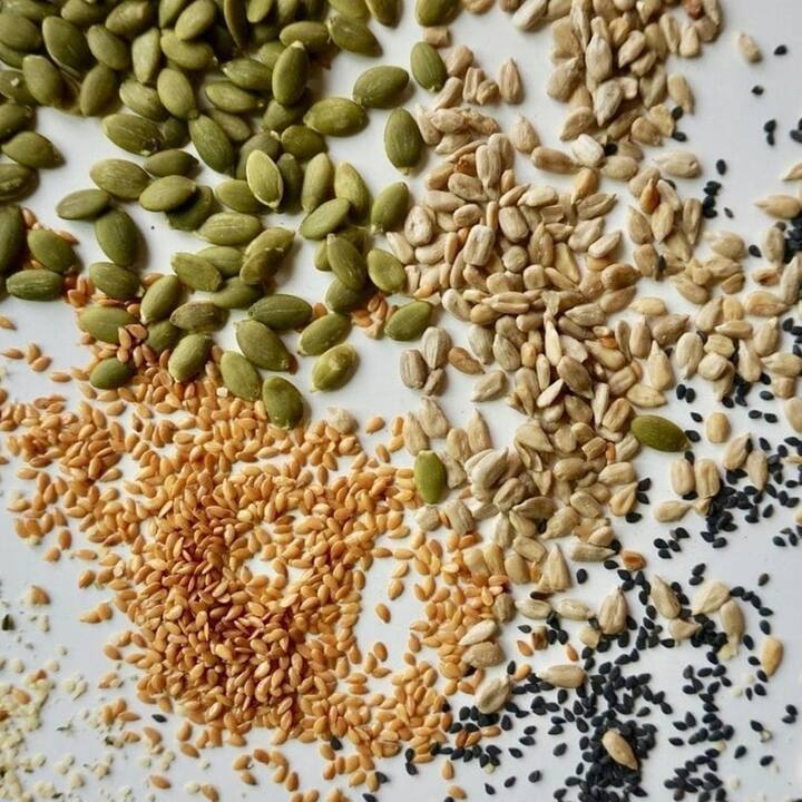 ਕੁਝ ਫਲਾਂ ਦੇ ਬੀਜਾਂ ਵਿੱਚ ਸਾਈਨਾਈਡ ਵਰਗਾ ਪ੍ਰਭਾਵ ਹੋ ਸਕਦਾ ਹੈ। ਇਨ੍ਹਾਂ ਦੇ ਅੰਦਰ ਐਮੀਗਡਾਲਿਨ ਨਾਮਕ ਮਿਸ਼ਰਣ ਹੁੰਦਾ ਹੈ। ਜਦੋਂ ਤੁਸੀਂ ਇਨ੍ਹਾਂ ਬੀਜਾਂ ਨੂੰ ਚਬਾਉਂਦੇ ਹੋ, ਤਾਂ ਐਮੀਗਡਾਲਿਨ ਸਰੀਰ ਵਿੱਚ ਫੈਲਦਾ ਹੈ। ਇਸ ਨੂੰ ਸਾਇਨੋਗਲਾਈਕੋਸਾਈਡ ਵੀ ਕਿਹਾ ਜਾਂਦਾ ਹੈ, ਕਿਉਂਕਿ ਇਹ ਸਾਇਨਾਈਡ ਦਾ ਕੰਮ ਕਰਦਾ ਹੈ।