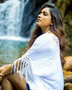 Vithika Sheru: వెకేషన్లో వితికా శేరు..జలపాతం దగ్గర ప్రశాంతంగా కూర్చుని ప్రకృతిని ఆస్వాదిస్తోంది!