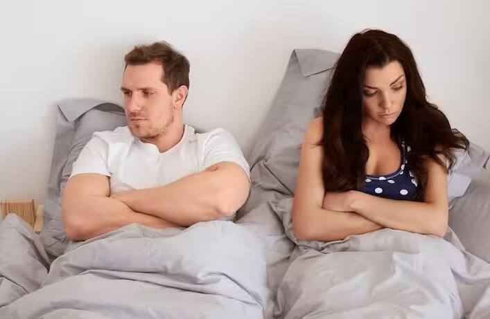 જો તમારી પત્નીના વર્તનમાં બદલાવ આવે અને તમે રૂમમાં જાવ તો ત્યાંથી ઉભા થઇને તે બીજા રૂમમાં જતી રહે તો તમારે સમજી લેવું જોઈએ કે તે તમારાથી કંઈક છૂપાવી રહી છે.