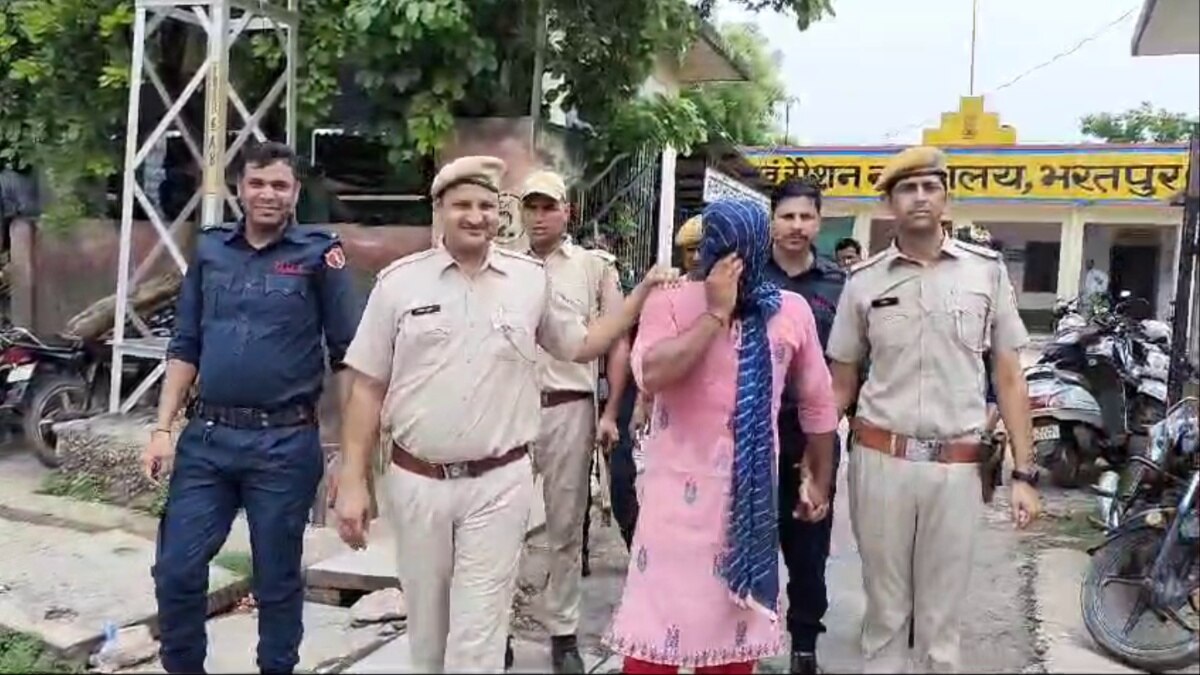 Bharatpur: भरतपुर में घूंघट की आड़ में हथियारों का तस्कर पुलिस को दे रहा था चकमा, ऐसे पकड़ा गया