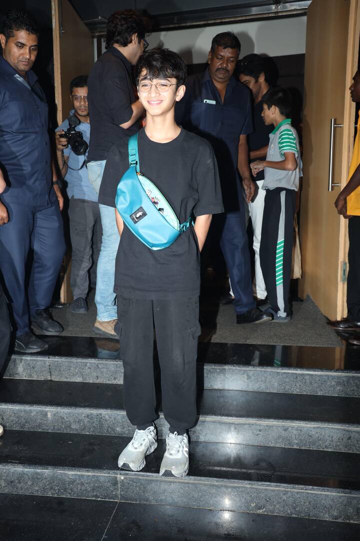 आजाद ऑल ब्लैक आउटफिट में सुपर क्यूट लग रहे थे. उन्होंने व्हाइट शूज पहने थे और ब्लू कलर का एक बैग लिया हुआ था.