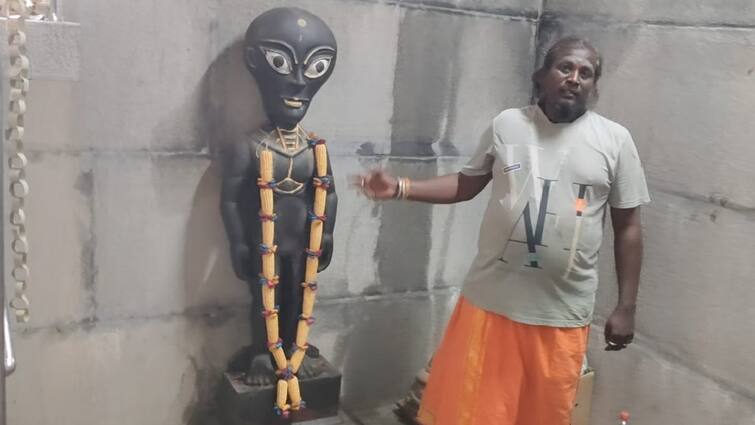 Salem Mallamooppampatti Person Built Temple For Alien and worships tnn Alien Temple: “இனியாவது ஏலியனை நம்புங்கள்” - சேலத்தில் ஏலியனுக்கு கோயில் கட்டி வழிபடும் நபர்