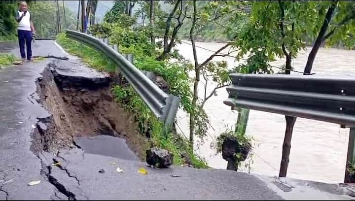আগামী সোমবার ভারী থেকে অতি ভারী বৃষ্টি হবে আলিপুরদুয়ার জেলাতে। ভারী বৃষ্টির সম্ভাবনা দার্জিলিং কালিম্পং জলপাইগুড়ি এবং কোচবিহার জেলাতে।