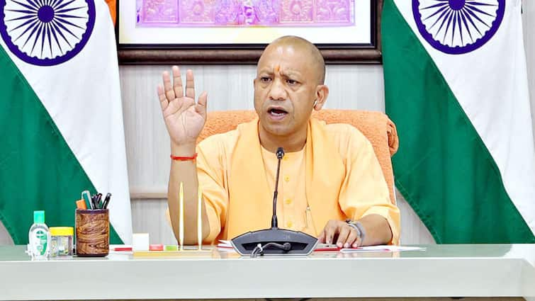 CM Yogi Adityanath Meets Ayodhya Gang Rape Victim Mother now action Bulldozer अयोध्या गैंगरेप पीड़िता की मां से सीएम योगी आदित्यनाथ की मुलाकात, अब बुलडोजर की है तैयारी