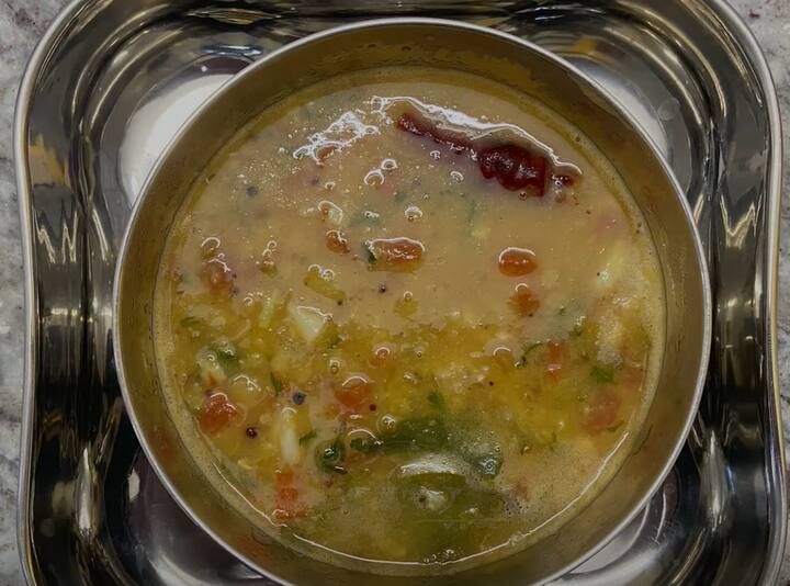 செய்முறை: முதலில் துவரம் பருப்பை ஒரு மணி நேரம் தண்ணீரில் ஊற வைக்கவும். அதன் பிறகு பிரஷர் குக்கரில் ஊறவைத்த பருப்பு, தக்காளி, பச்சை மிளகாய், இஞ்சி, மஞ்சள் தூள் மற்றும் கல் உப்பு சேர்த்து நன்கு கலக்கவும்.