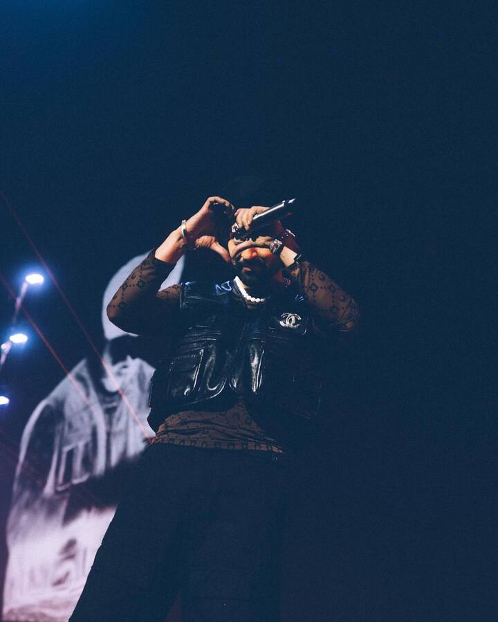 वहीं अब खबर है कि दिलजीत बहुत जल्द सनी देओल संग ‘बॉर्डर 2’ में अपनी एक्टिंग से धमाल मचाने वाले हैं. दरअसल मेकर्स ने हाल ही में इसके लिए दिलजीत को अप्रोच किया है.