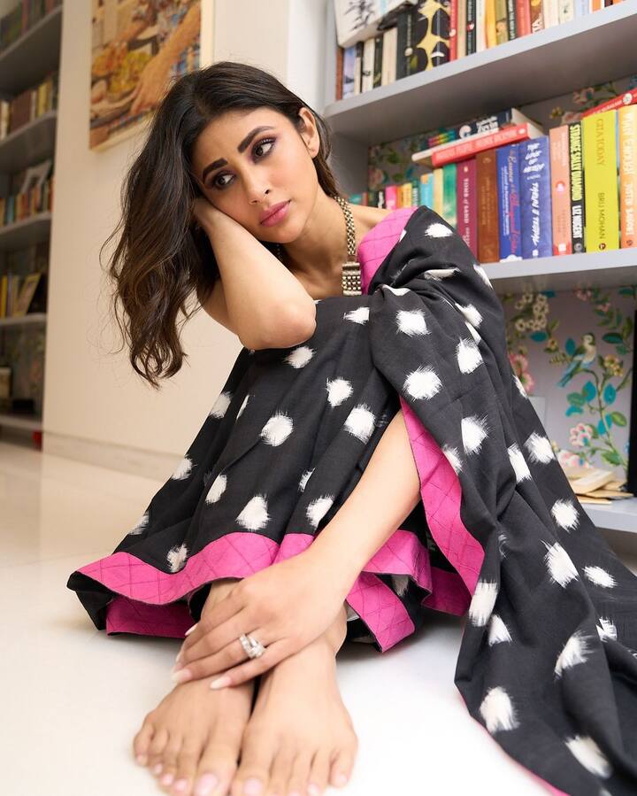 బుల్లితెరలో పలు సీరియల్స్ చేస్తూ నటిగా గుర్తింపు తెచ్చుకుంది మౌనీ. నాగిని అనే సీరియల్తో దేశవ్యాప్తంగా ఆమెకు గుర్తింపు లభించింది. (Images Source : Instagram/Mouni Roy)