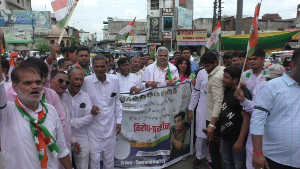 भरतपुर में बीजेपी सरकार के खिलाफ कांग्रेस कार्यकर्ताओं ने किया प्रदर्शन, राज्यपाल को सौंपा ज्ञापन