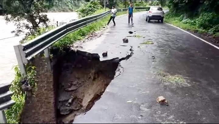উত্তরবঙ্গে রবিবার পর্যন্ত ভারী বৃষ্টি চলবে বলে জানানো হয়েছে পূর্বাভাসে। ফলে দুর্যোগ কাটবে - কাটবে করেও আশঙ্কার মেঘ কাটছে না উত্তরবঙ্গের উপর থেকে।