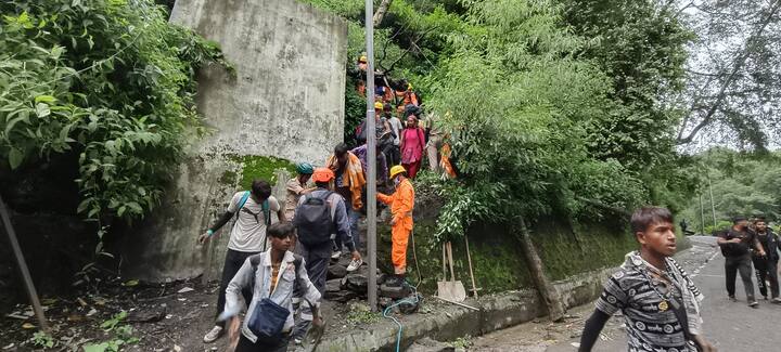 केदारनाथ में मौजूद करीब 450 तीर्थ यात्रियों को जिला प्रशासन की ओर से लगातार राहत सामाग्री, फूड पैकेट्स एवं भोजन उपलब्ध करवाया गया. वहीं बीकेटीसी द्वारा तीर्थ यात्रियों को फल वितरित किए गए. बताया कि मौसम ठीक होते ही केदारनाथ में मौजूद यात्रियों को रेस्क्यू किया जाएगा.