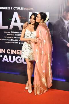 जाह्नवी कपूर पर रेखा ने लुटाया प्यार, पोस्टर को किया किस, फैंस बोले- 'मां की तरह प्यार किया'