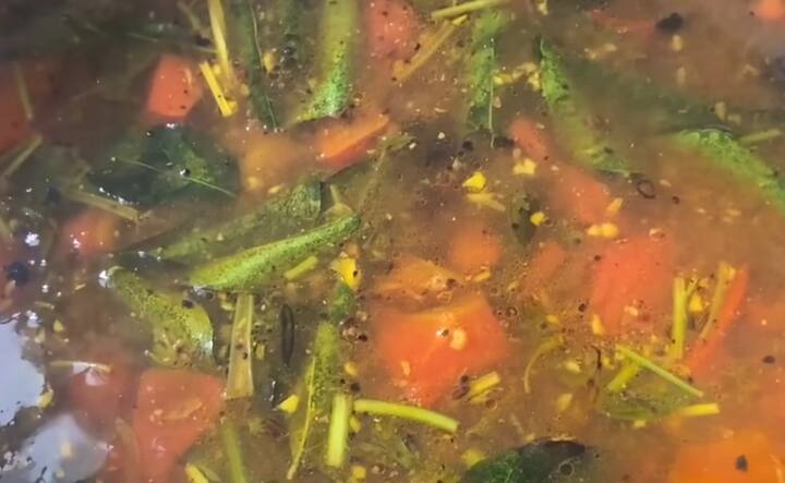 கடைசியாக எலுமிச்சை பழச்சாறு மற்றும் நறுக்கிய கொத்தமல்லி சேர்த்து கலக்கினால் சுவையான துவரம் பருப்பு ரசம் தயார்
