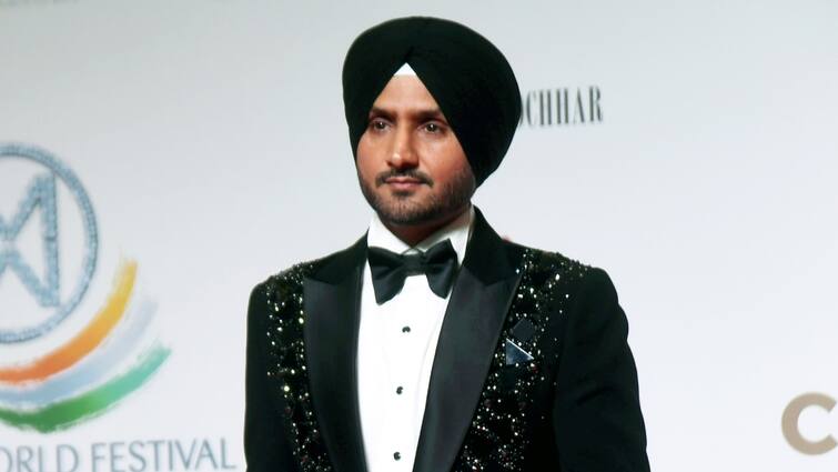 Harbhajan Singh: हरभजन सिंह ने पाकिस्तानी को दिया मुंह तोड़ जवाब, बंद हो गई बोलती, जानें पूरा माजरा